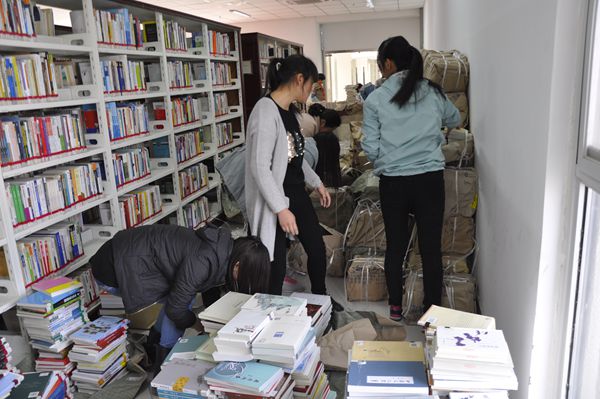 学生深入金河校区图书馆义务整理图书